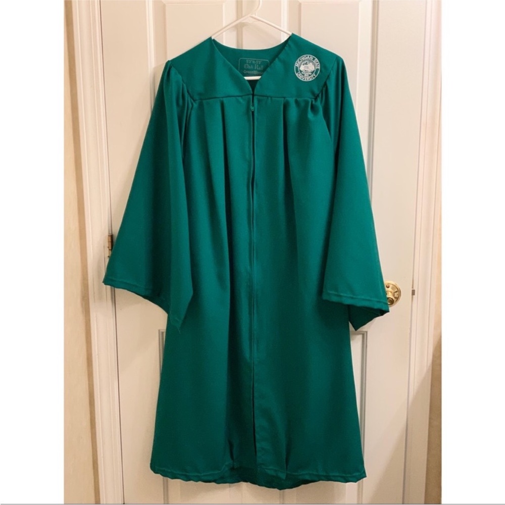Oak Hall Michigan State University Graduation gown 5'3" - 5'5"
Like new!